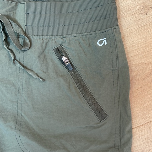 Gap Fit Womens Athletic Short - Picture 2 of 6